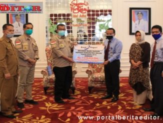 Bupati Gusmal menerima deviden dan bantuan Bank Nagari.