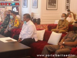 Bupati Gusmal saat mengikuti vico.