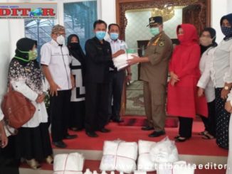 Bupati Gusmal saat menyerahkan APD.