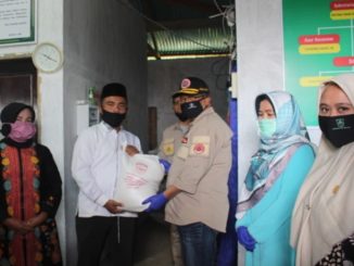 Bupati Gusmal saat menyerahkan bantuan kepada Wali Nagari Aripan.