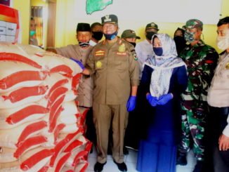 Bupati Gusmal saat menyerahkan menyerahan bantuan di Koto Sani.