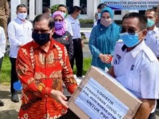 Bupati Muratara saat menyerahkan bantuan.