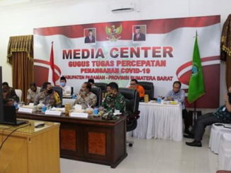 Bupati Pasaman beserta jajaran saat mengikuti rapat via vidcom.