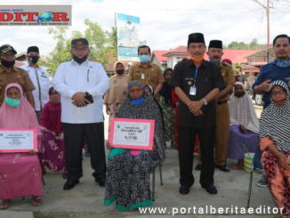 Bupati Sijunjung, Yuswir Arifin foto bersama dengan penerima BLT DD di Nagari Koto Baru Kecamatan IV Nagari. (2)
