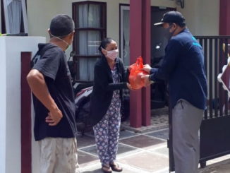 Camat Payakumbuh Timur menyerahkan bantuan berupa buah buahan kepada DP pasien Covid yang dinyatakan telah sembuh.