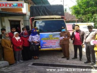 Donna saat memantau pendistribusian beras bansos..