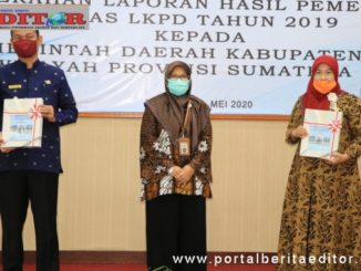 Foto bersama usai penerimaan Opini WTP.