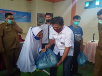 GM PTBA Tbk Sawahlunto Yulfaizon ketika menyerahkan bantuan peket lebaran.