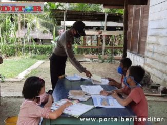 Iptu Yanuar bersama murid SD.