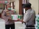 Kapolres Sawahlunto AKBP Junaidi Nur ketika menyerahkan paket lebaran kepada perwakilan wartawan kota sawahlunto.