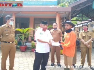 Kepala Baznas Kota Sawahlunto ketika memberikan bantuan kepada OHK Dinas Lingkungan Hidup Kota Sawahlunto.