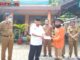 Kepala Baznas Kota Sawahlunto ketika memberikan bantuan kepada OHK Dinas Lingkungan Hidup Kota Sawahlunto.
