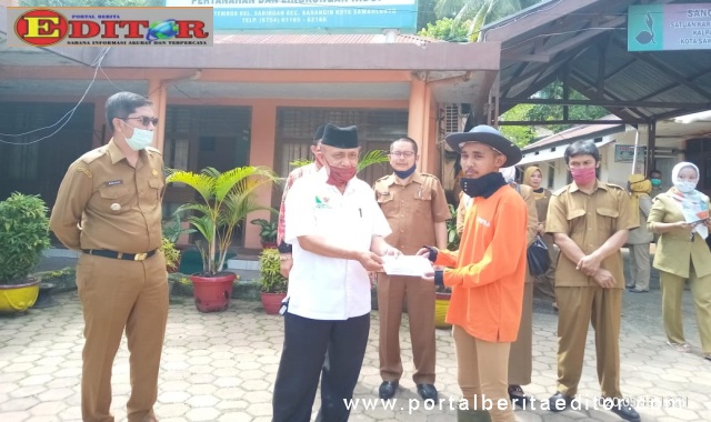 Kepala Baznas Kota Sawahlunto ketika memberikan bantuan kepada OHK Dinas Lingkungan Hidup Kota Sawahlunto.