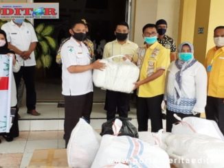 Ketua DPD Golkar Sumbar, Khairunas saat mmenyerahkan bantuan.