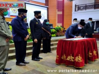 Ketua DPRD Sumbar Supardi saat menandatangani berita acara penyerahan LHP BPK RI