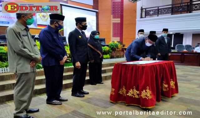Ketua DPRD Sumbar Supardi saat menandatangani berita acara penyerahan LHP BPK RI