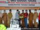 Ketua MKSS SMP Kabupaten Tanah Datar Mukhlis menyerahkan bantuan yang diterima oleh Wakil Bupati Zuldafri Darma.