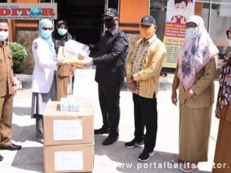 Martias Mahyudin saat meyerahkan bantuan Jhon Kenedy Aziz.
