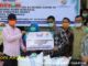 Nevi Zuarina saat menyalurkan bantuan APD.
