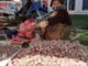 Pedagang bawang eceran di pasar Pakan Salasa.