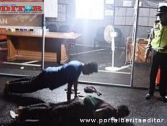 Pelanggar PSBB saat disuruh push up.