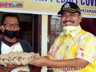 Pembagian sembako oleh DPD Golkar Pariaman.
