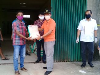 Pemkab Mentawai, Bagikan Beras Untuk Driver Ojek Terdampak Covid-19