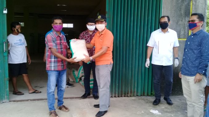 Pemkab Mentawai, Bagikan Beras Untuk Driver Ojek Terdampak Covid-19
