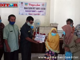 Penyerahan bantuan di Sungai Kunyit.