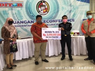 Penyerahan dividen dari Bank Nagari ke Pemkab Lilmapuluh Kota.