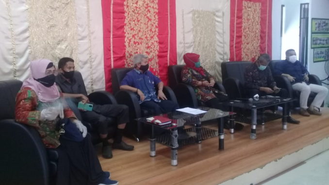 Pimpinan bersama Anggota Komisi I DPRD Kota Padang tengah mendengar paparan dari Tim Kecamatan Nanggalo terkait Covid-19.