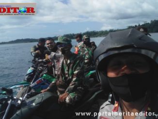Polri dan TNI saat mengantarkan bantuan di Mentawai.