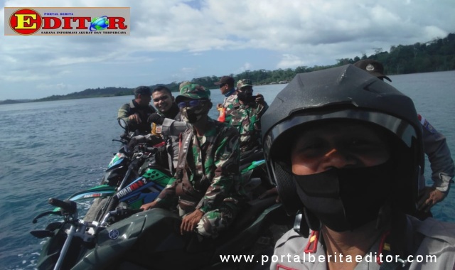 Polri dan TNI saat mengantarkan bantuan di Mentawai.