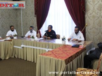 Rapat evaluasi di Guest House Arosuka.