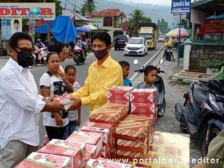 Roni Ismaji saat membagikan nasi kotak.