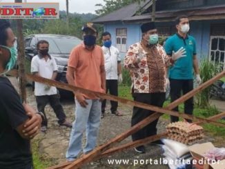 Wabup Padang Pariaman saat mengunjugi warganya yang diisolasi.
