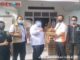 Wabup Suhatri Bur saat menerima bantuan telur.