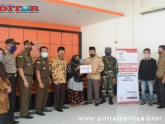Wakil Bupati Zuldafri Darma menyerahkan Bantuan Sosial Tunai di Kantor Pos Batusangkar.