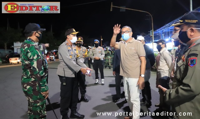 Wako Riza Falepi dan petugas Covid-19 di Pasar Payakumbuh.