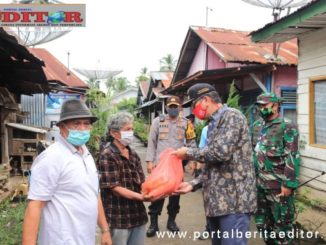 Wako Riza Falepi menyerahkan sembako hasil badoncek.