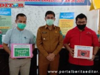 Walikota Sawahlunto Deri Asta foto bersama setelah menerima bantuan.