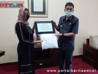 Walikota Sawahlunto Deri Asta ketika menerima bantuan APD dari Mandalay Group Jakarta.