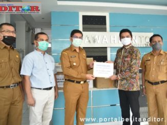 Walikota Sawahlunto Deri Asta ketika menerima bantuan APD.