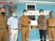 Walikota Sawahlunto Deri Asta ketika menerima bantuan APD.