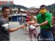Wartawan bagi kan masker ke masyarakat.