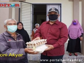Wawako Mardison saat menyerahkan bantuan.