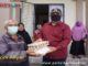 Wawako Mardison saat menyerahkan bantuan.