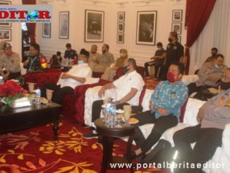 Bupati Gusmal dan Forkopimda saat mengikuti vidcom.