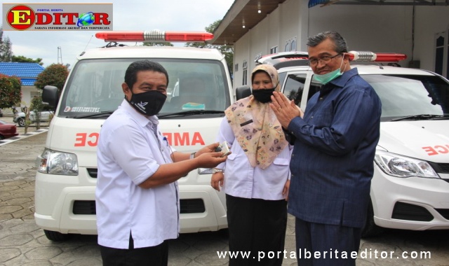 Bupati Gusmal menyerahkan ambulan untuk nagari.