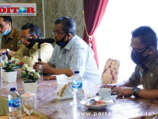 Bupati Gusmal saat memberi pengarahan.